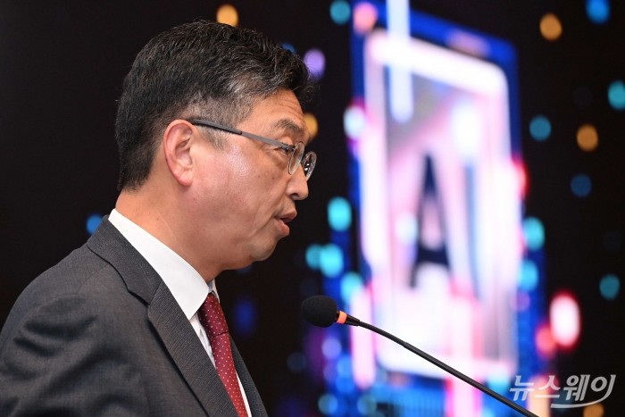 이윤수 금융위원회 증권선물위원회 상임위원이 10일 오전 서울 여의도 콘래드호텔에서 열린 '자본시장연구원 개원 29주년 기념 컨퍼런스 AI와 금융투자업의 혁신'에서 축사를 하고 있다. 사진=강민석 기자 kms@newsway.co.kr