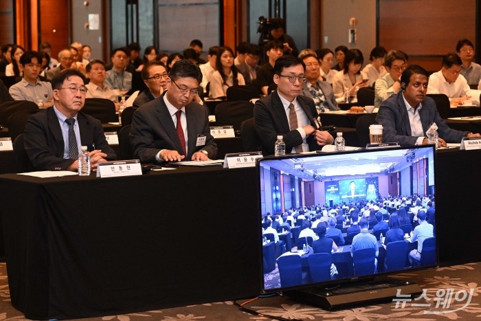 (왼쪽 두 번째)이윤수 금융위원회 증권선물위원회 상임위원과 (오른쪽 두 번째)김세완 자본시장연구원 원장을 비롯한 참석자들이 10일 오전 서울 여의도 콘래드호텔에서 열린 '자본시장연구원 개원 29주년 기념 컨퍼런스 AI와 금융투자업의 혁신'에서 서유석 금융투자협회 회장의 영상 축사를 경청하고 있다. 사진=강민석 기자 kms@newsway.co.kr