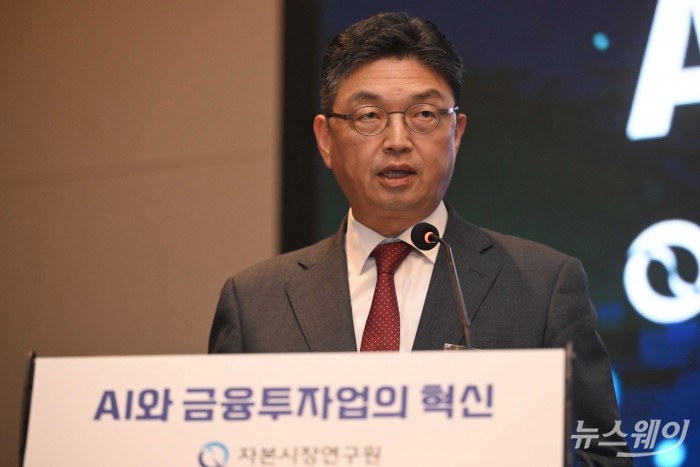 이윤수 금융위원회 증권선물위원회 상임위원이 10일 오전 서울 여의도 콘래드호텔에서 열린 '자본시장연구원 개원 29주년 기념 컨퍼런스 AI와 금융투자업의 혁신'에서 축사를 하고 있다. 사진=강민석 기자 kms@newsway.co.kr