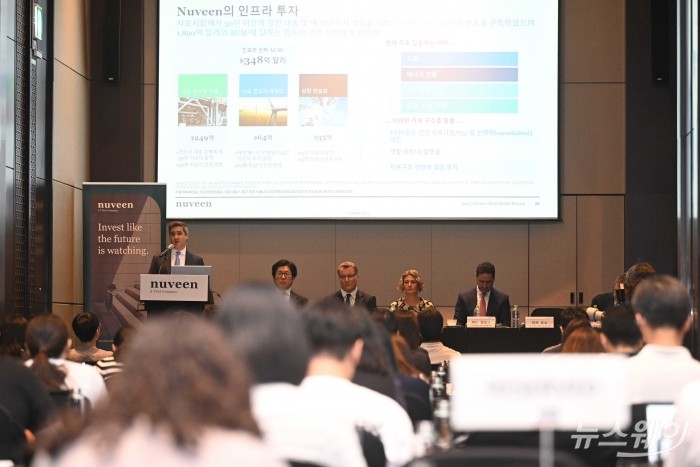 비프 오르소 누빈인프라스트럭처 글로벌 대표가 10일 오전 서울 여의도 콘래드호텔에서 열린 글로벌 실물자산 전망 기자간담회에서 '인프라스트럭처 투자 기회' 주제발표를 하고 있다. 사진=강민석 기자 kms@newsway.co.kr