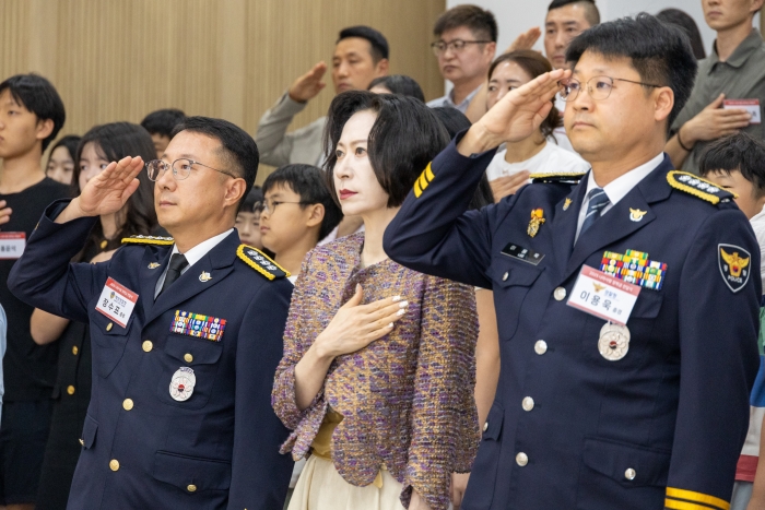 10일 '신격호 롯데 나라사랑 장학금' 전달식에는 장혜선 롯데장학재단 이사장을 비롯해 이용욱 경찰청 경무인사기획관실 복지정책담당관, 장수표 해양경찰청 대변인 및 장학생 27명 등이 참석해, 나라를 위해 희생한 경찰관 및 해양경찰관들과 그 가족에게 감사와 존경의 마음을 나누며 장학금의 의미를 되새기는 뜻깊은 시간을 가졌다./사진=롯데재단 제공