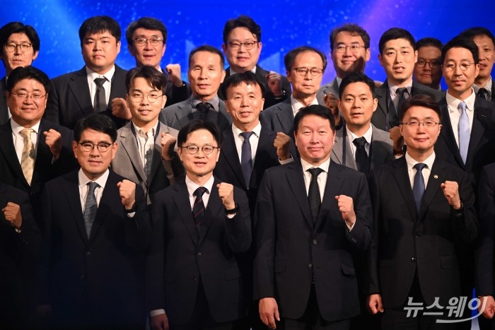 (맨 앞 왼쪽 두 번째)김정관 산업통상자원부 장관과 (맨 앞 오른쪽 두 번째)최태원 대한상공회의소 회장 겸 SK그룹 회장을 비롯한 내빈들이 10일 오후 서울 중구 웨스틴조선호텔에서 진행된 제조 인공지능 전환(AX) 얼라이언스 출범식에서 기념촬영을 하고 있다. 사진=강민석 기자 kms@newsway.co.kr