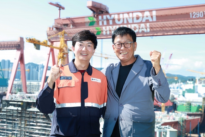 조선업계 최초 '부자(父子) 명장' HD현대중공업 고민철 기사와 고윤열 씨(퇴직사우). 사진=HD현대 제공