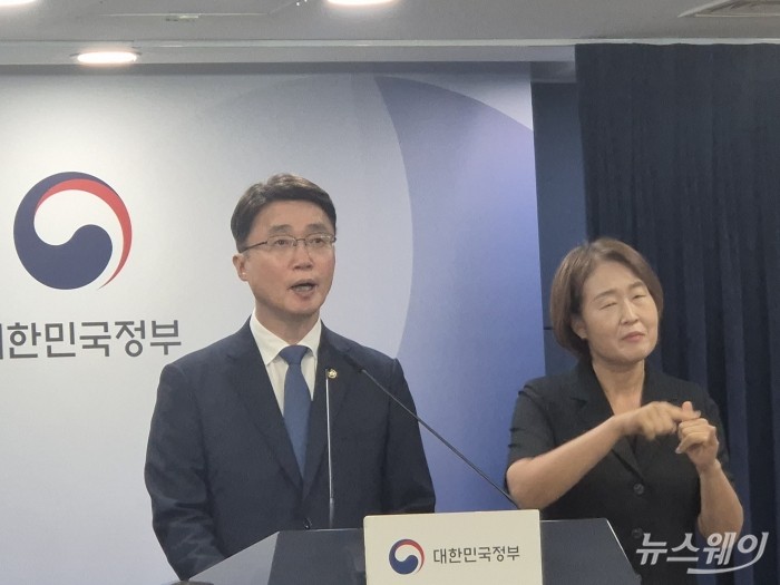 류제명 과학기술정보통신부 2차관이 10일 오후 서울 정부종합청사에서 KT고객 무단 소액결제 침해사고 관련 브리핑을 진행하고 있다. 사진=유선희 기자