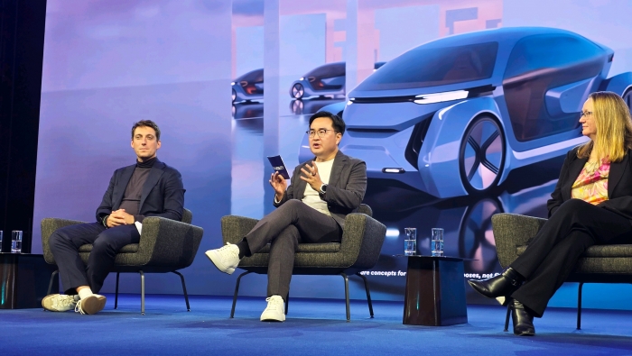 이주형 삼성디스플레이 중소형사업부장(가운데)이 아우디(Audi) AG 기술개발 이사회 멤버인 제프리 부코(Geoffrey Bouquot, 왼쪽) 및 3M 첨단소재·운송제품 플랫폼 부문 사장 에이미 맥러플린(Amy McLaughlin, 오른쪽)과 함께 'IAA 모빌리티 2025' 컨퍼런스에 참석해 발언하고 있다. 사진=삼성디스플레이 제공