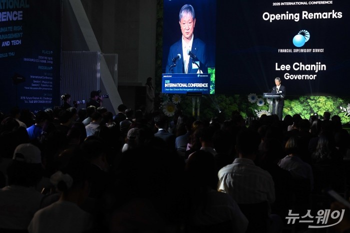 이찬진 금융감독원장이 11일 오전 서울 서대문구 이화여자대학교 ECC 이삼봉홀에서 열린 2025 국제컨퍼런스에서 개회사를 하고 있다. 사진=강민석 기자 kms@newsway.co.kr