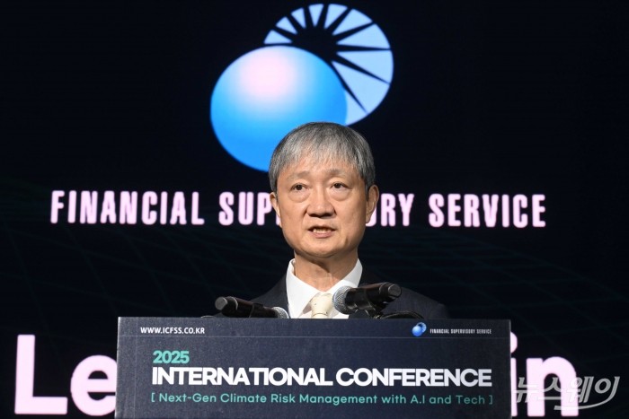 이찬진 금융감독원장이 11일 오전 서울 서대문구 이화여자대학교 ECC 이삼봉홀에서 열린 2025 국제컨퍼런스에서 개회사를 하고 있다. 사진=강민석 기자 kms@newsway.co.kr