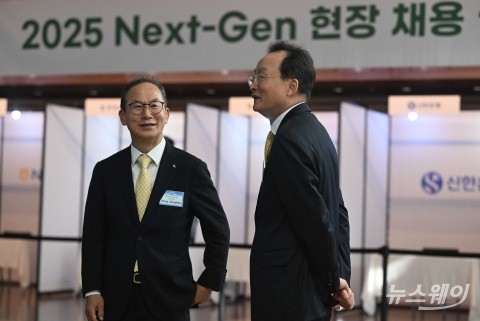 대화 나누는 양종희·이환주·정혜연