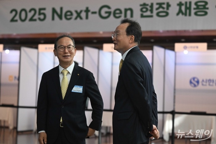 양종희 KB금융그룹 회장과 이환주 KB국민은행장이 11일 오전 서울 서대문구 이화여자대학교 ECC 이삼봉홀에서 열린 2025 국제컨퍼런스에 참석하기 앞서 대화를 하고 있다. 사진=강민석 기자 kms@newsway.co.kr