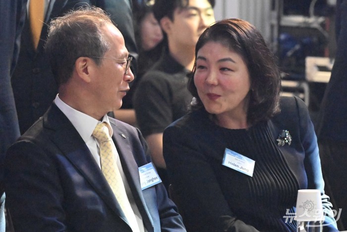 (왼쪽)양종희 KB금융그룹 회장과 정혜연 ING 한국 대표가 11일 오전 서울 서대문구 이화여자대학교 ECC 이삼봉홀에서 열린 2025 국제컨퍼런스에서 대화하고 있다. 사진=강민석 기자 kms@newsway.co.kr