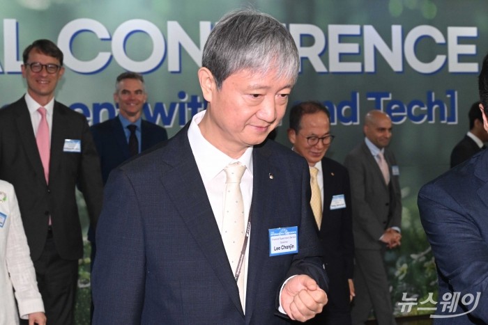 이찬진 금융감독원장이 11일 오전 서울 서대문구 이화여자대학교 ECC 이삼봉홀에서 열린 2025 국제컨퍼런스에서 기념촬영을 마친 뒤 행사장으로 이동하고 있다. 사진=강민석 기자 kms@newsway.co.kr