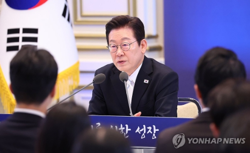 이재명 대통령이 11일 청와대 영빈관에서 '회복을 위한 100일, 미래를 위한 성장'을 주제로 취임 100일 기자회견을 하고 있다. 사진=연합뉴스