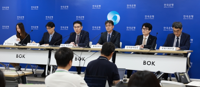 11일 오전 서울 중구 한국은행에서 열린 통화신용정책보고서(2025년 9월) 기자설명회 <br />
사진 왼쪽부터 이지은 경기동향팀장, 박영환 정책기획부장, 박종우 부총재보, 최창호 통화정책국장, 박충원 정책협력팀장, 유재현 국제기획부장 (사진= 한국은행)