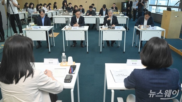 이찬진 금융감독원장이 11일 오후 서울 강남구 네이버스퀘어 역삼에서 열린 빅테크 CEO 간담회에서 모두발언을 하고 있다. 사진=강민석 기자 kms@newsway.co.kr