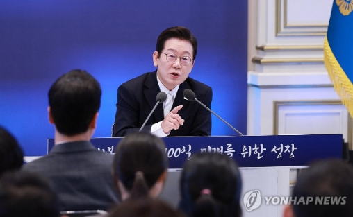 이재명 대통령이 11일 청와대 영빈관에서 열린 취임 100일 기자회견 '회복을 위한 100일, 미래를 위한 성장'에서 취재진의 질문에 답변하고 있다. 사진=연합뉴스