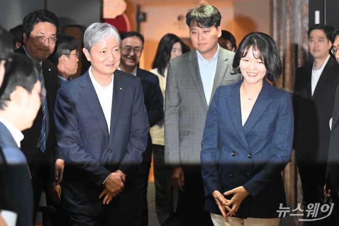 (오른쪽)이찬진 금융감독원장과 최수연 네이버 대표이사가 11일 오후 서울 강남구 네이버스퀘어 역삼에서 열린 빅테크 CEO 간담회에 참석하기 위해 간담회장으로 들어서고 있다. 사진=강민석 기자 kms@newsway.co.kr
