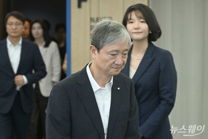 이찬진 금융감독원장이 11일 오후 서울 강남구 네이버스퀘어 역삼에서 열린 빅테크 CEO 간담회에 참석하기 위해 간담회장으로 들어서고 있다. (앞)이 금감원장, (뒷)최수연 네이버 대표이사. 사진=강민석 기자 kms@newsway.co.kr