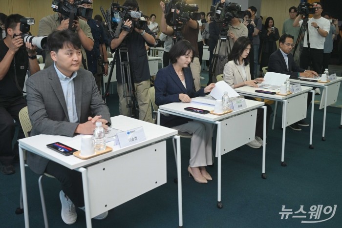 (왼쪽부터)이승건 토스 최고경영자, 최수연 네이버 대표이사, 정신아 카카오 대표이사, 김범석 우아한형제들 대표가 11일 오후 서울 강남구 네이버스퀘어 역삼에서 열린 빅테크 CEO 간담회에서 이찬진 금융감독원장의 모두발언을 경청하며 자료를 살펴보고 있다. 사진=강민석 기자 kms@newsway.co.kr
