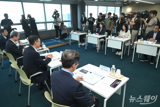 이찬진 금감원장 모두발언 경청하는 이승건·최수연·정신아·김범석·박대준