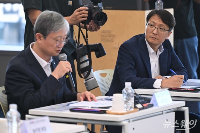 박대준 쿠팡 대표이사가 11일 오후 서울 강남구 네이버스퀘어 역삼에서 열린 빅테크 CEO 간담회에서 이찬진 금융감독원장의 모두발언을 경청하며 이 금감원장을 바라보고 있다. 사진=강민석 기자 kms@newsway.co.kr
