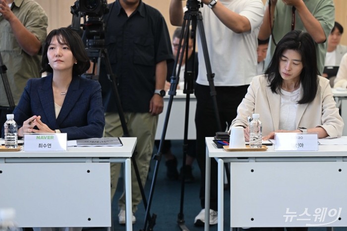 최수연 네이버 대표이사와 정신아 카카오 대표이사가 11일 오후 서울 강남구 네이버스퀘어 역삼에서 열린 빅테크 CEO 간담회에서 이찬진 금융감독원장의 모두발언을 경청하며 자료를 살펴보고 있다. 사진=강민석 기자 kms@newsway.co.kr