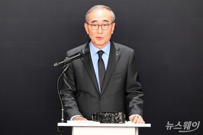 김영섭 KT 대표가 11일 오후 서울 광화문KT지사에서 열린 소액결제 피해 관련 브리핑을 하고 있다. 사진=이수길 기자 Leo2004@newsway.co.kr