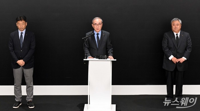 김영섭 KT 대표가 11일 오후 서울 광화문KT지사에서 열린 소액결제 피해 관련 브리핑을 하고 있다. 사진=이수길 기자 Leo2004@newsway.co.kr