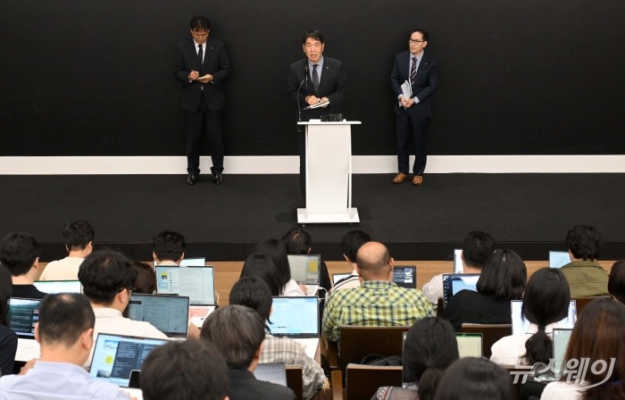 KT 주요 경영진들이 11일 오후 서울 종로구 KT 광화문빌딩 웨스트 사옥에서 열린 소액결제 피해 관련 기자 브리핑에서 질의응답을 하고 있다. 사진=이수길 기자 Leo2004@newsway.co.kr