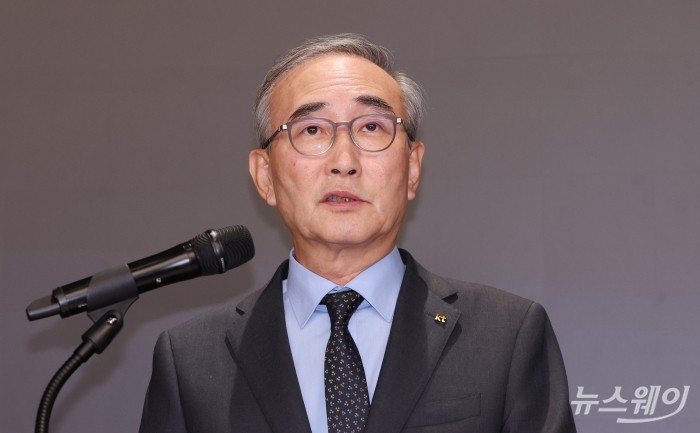 김영섭 KT 대표이사가 11일 오후 서울 종로구 KT 광화문 West 사옥에서 소액결제 피해 관련 기자 브리핑을 하고 있다. 사진=이수길 기자 Leo2004@newsway.co.kr