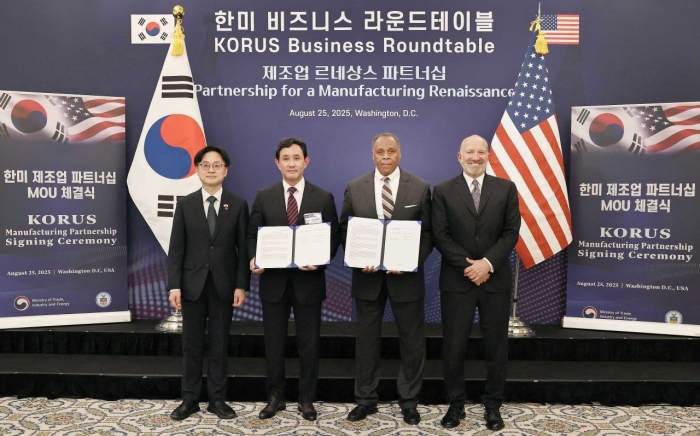 (왼쪽부터)김정관 산업통상자원부 장관, 최윤범 고려아연 회장, 마이클 윌리엄슨 록히드마틴 인터내셔널 사장, 하워드 러트닉 미국 상무부 장관이 기념 사진을 촬영하고 있다. 사진=고려아연 제공