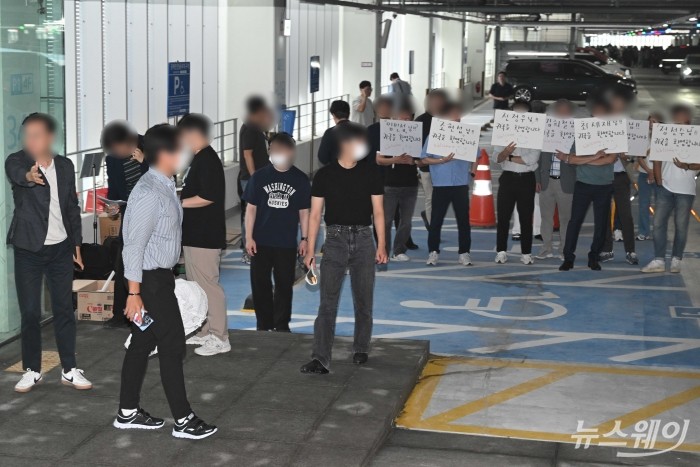 미국 조지아주 현대차그룹·LG에너지솔루션 배터리 합작 공장 건설 현장에서 체포·구금됐던 현대엔지니어링 근로자들이 12일 오후 인천국제공항을 통해 귀국한 뒤 주차장에서 가족과 만나기 위해 이동하고 있다. 사진=강민석 기자 kms@newsway.co.kr