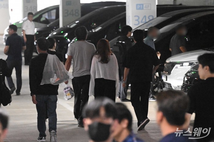 미국 조지아주 현대차그룹·LG에너지솔루션 배터리 합작 공장 건설 현장에서 체포·구금됐던 현대엔지니어링 근로자들이 12일 오후 인천국제공항을 통해 귀국한 뒤 주차장에서 가족과 만나 차량으로 향하고 있다. 사진=강민석 기자 kms@newsway.co.kr