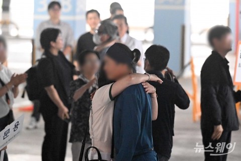 美 구금됐던 현대엔지니어링 근로자···고국땅 밟아 가족과 포옹
