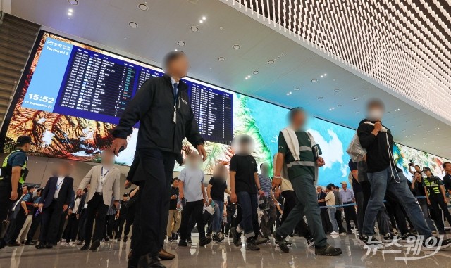 한국 땅 밟은 구금 근로자들
