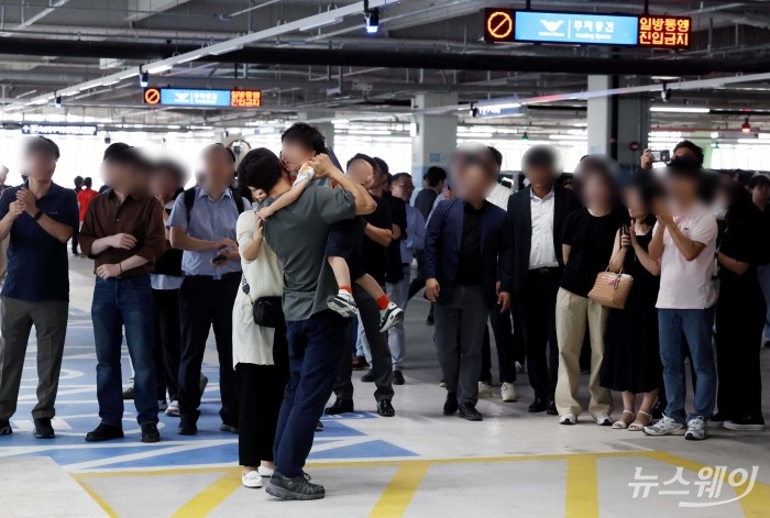 미국 조지아주 현대차그룹·LG에너지솔루션 배터리 합작 공장 건설 현장에서 체포·구금됐던 한국인 근로자가 12일 오후 인천국제공항을 통해 귀국한 뒤 가족과 포옹을 하고 있다. 사진=강민석 기자 kms@newsway.co.kr