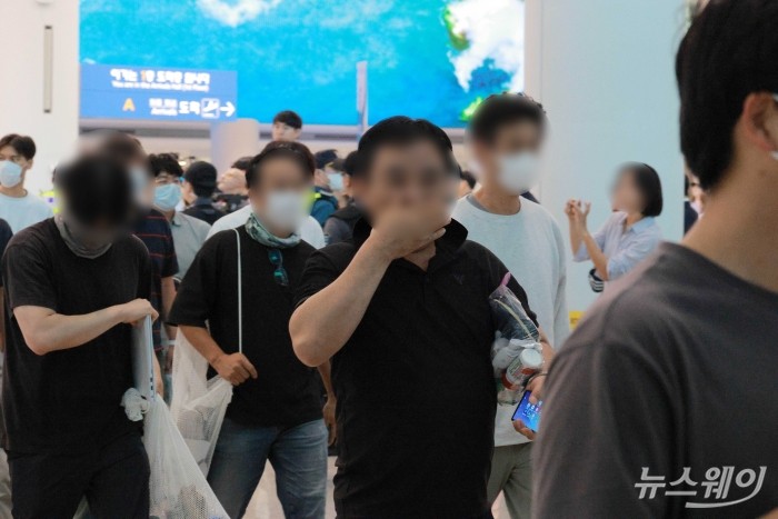 미국 조지아주 현대차그룹·LG에너지솔루션 배터리 합작 공장 건설 현장에서 체포·구금됐던 한국인 근로자들이 12일 오후 인천국제공항을 통해 귀국한 뒤 출국장을 나서고 있다. 사진=강민석 기자 kms@newsway.co.kr