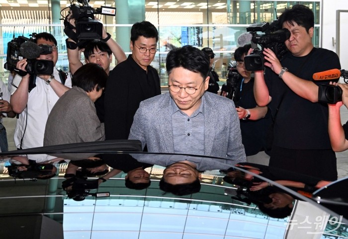 미국 조지아주 현대차그룹·LG에너지솔루션 배터리 합작 공장 건설 현장에서 체포·구금됐던 한국인 근로자들과 함께 귀국한 김동명 LG에너지솔루션 사장이 12일 인천국제공항 제2터미널을 나서며 차량에 향하고 있다. 사진=강민석 기자 kms@newsway.co.kr