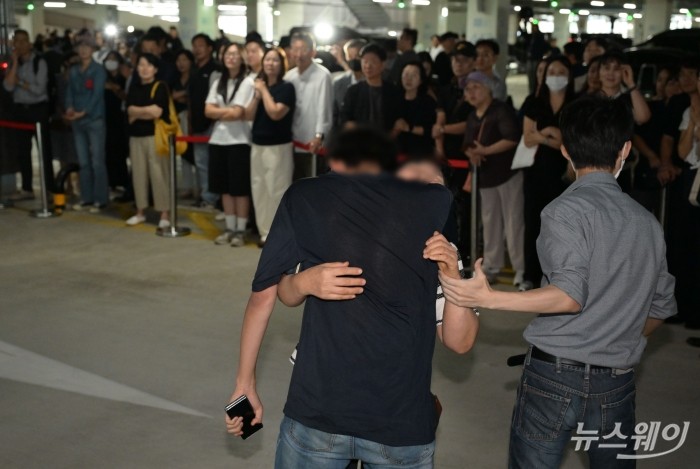 미국 조지아주 현대차그룹·LG에너지솔루션 배터리 합작 공장 건설 현장에서 체포·구금됐던 LG엔솔 한국인 근로자가 12일 오후 인천국제공항을 통해 귀국한 뒤 가족과 포옹을 하고 있다. 사진=강민석 기자 kms@newsway.co.kr
