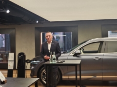 BMW 베테랑 합류한 제네시스, 유럽서 전기차 프리미엄 승부수