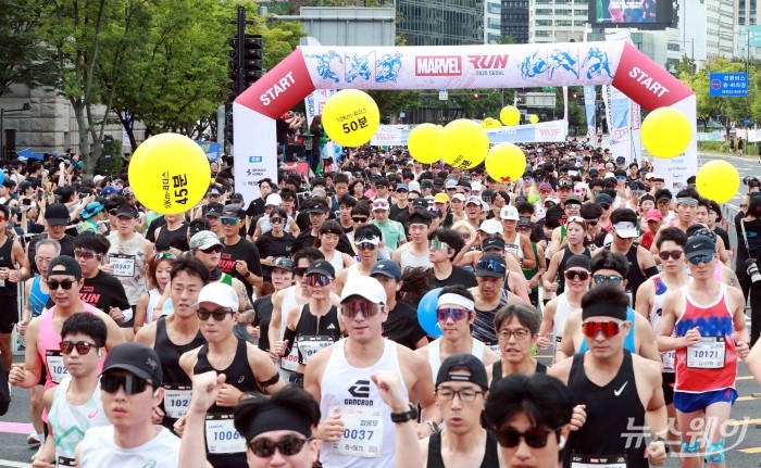 '마블런 서울 2025'가 14일 오전 서울광장 일대에서 진행된 가운데 참가자들이 힘차게 출발선을 통과하고 있다. 사진=디즈니코리아