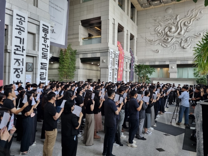 금융감독원 직원들이 15일 오전 서울 본원 1층 로비에 집결해 금융감독체계 개편 철회를 촉구하는 집회를 열고 있다. (사진=문성주 기자)