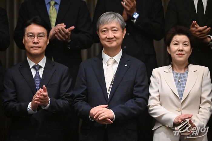 (중앙)이찬진 금융감독원장을 비롯한 참석자들이 15일 오전 서울 여의도 콘래드호텔에서 열린 외국계 금융회사 CEO 간담회에서 기념촬영을 하고 있다. 사진=강민석 기자 kms@newsway.co.kr