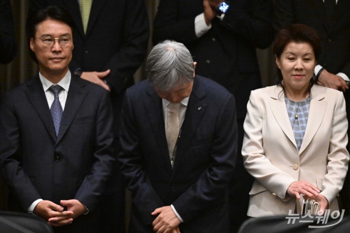 (중앙)이찬진 금융감독원장이 15일 오전 서울 여의도 콘래드호텔에서 열린 외국계 금융회사 CEO 간담회에서 기념촬영을 마친 뒤 허리 숙여 인사하고 있다. 사진=강민석 기자 kms@newsway.co.kr