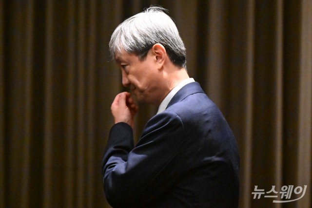 어두운 표정으로 '외국계 금융회사 CEO 간담회' 향하는 이찬진 금감원장