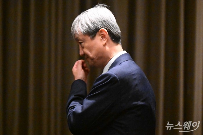 이찬진 금융감독원장이 어두운 표정으로 15일 오전 서울 여의도 콘래드호텔에서 열린 외국계 금융회사 CEO 간담회에 참석하기 위해 간담회장으로 들어서고 있다. 사진=강민석 기자 kms@newsway.co.kr