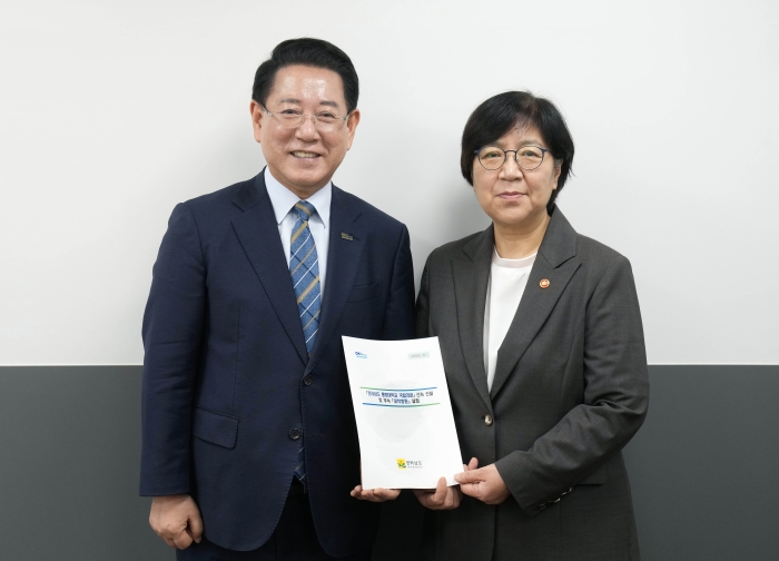 김영록 전라남도지사가 15일 오전 정부서울청사에서 정은경 보건복지부 장관과 면담을 갖고 전남 국립의대 설립 등 전남도 핵심 사업 해결을 위한 건의 및 협조를 요청하고 있다.