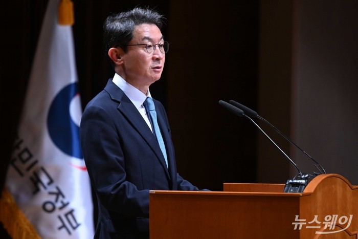 이억원 신임 금융위원회 위원장이 15일 오후 서울 종로구 정부서울청사에서 열린 제 11대 금융위원장 취임식에서 취임사를 하고 있다. 사진=강민석 기자 kms@newsway.co.kr