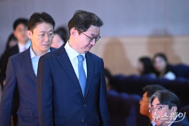 정부 조직개편 앞둔 금융위원회···굳은 표정으로 취임식 들어서는 이억원