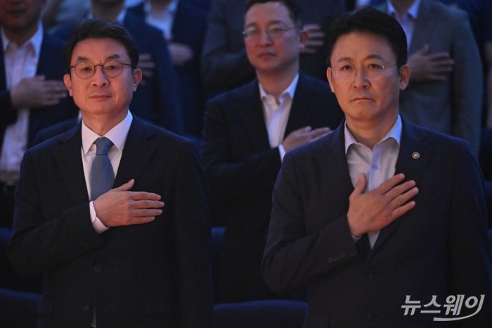 (왼쪽)이억원 신임 금융위원회 위원장을 비롯한 참석자들이 15일 오후 서울 종로구 정부서울청사에서 열린 제 11대 금융위원장 취임식에서 국민의례를 하고 있다. 사진=강민석 기자 kms@newsway.co.kr
