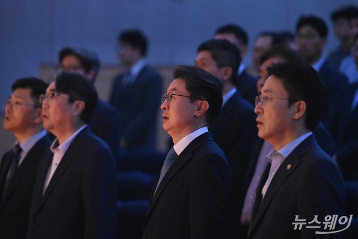 이억원 신임 금융위원회 위원장을 비롯한 참석자들이 15일 오후 서울 종로구 정부서울청사에서 열린 제 11대 금융위원장 취임식에서 애국가를 제창하고 있다. 사진=강민석 기자 kms@newsway.co.kr